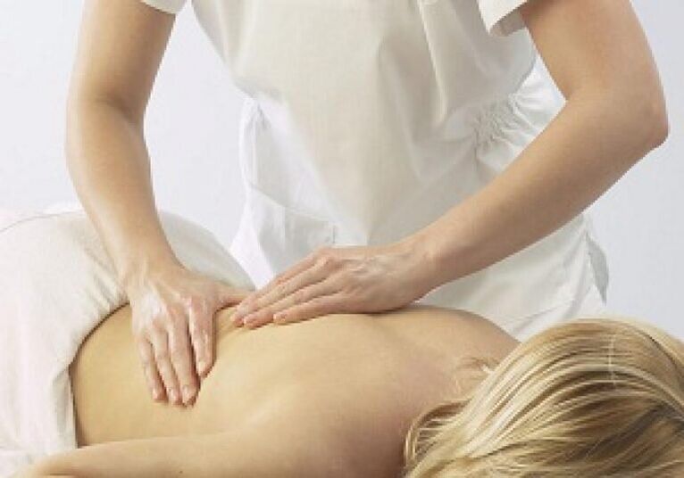 Massage zur Linderung von Krämpfen und Entspannung der Muskeln bei thorakaler Osteochondrose